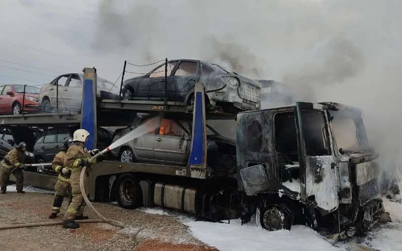 Не доехали до хозяев: новенькие Lada Granta сгорели на автовозах Не доехали до хозяев: новенькие Lada Granta сгорели на автовозах